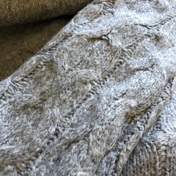 Abercrombie & Fitch woman’s Heather Gray Crewneck Sweater - Picture 3 of 7